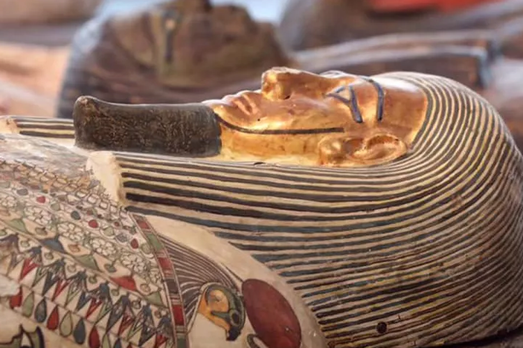 Salah satu peti mati berisi mumi yang ditemukan situs pemakaman Saqqara