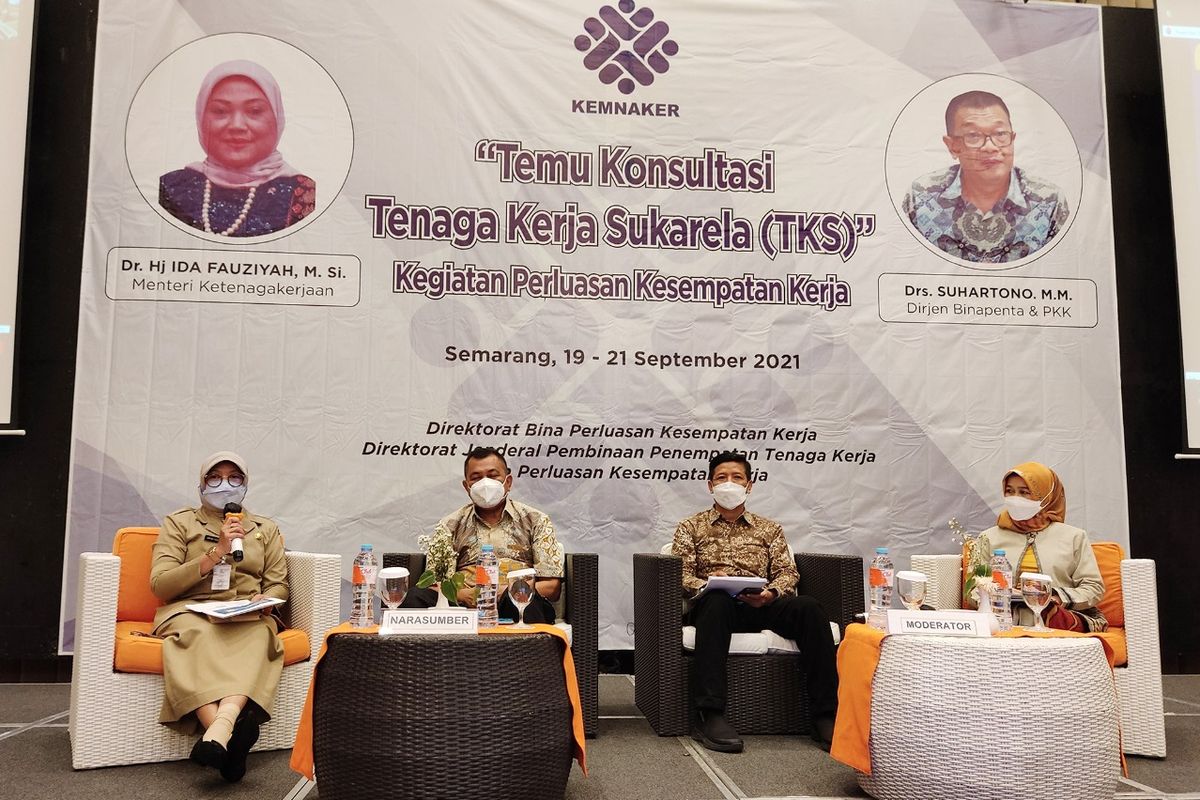 Para narasumber dalam acara Temu Konsultasi TKS di Semarang.