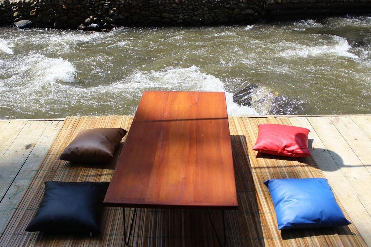 Fasilitas di depan tenda yang menghadap sungai di Talaga Pineus Riverside Camp.