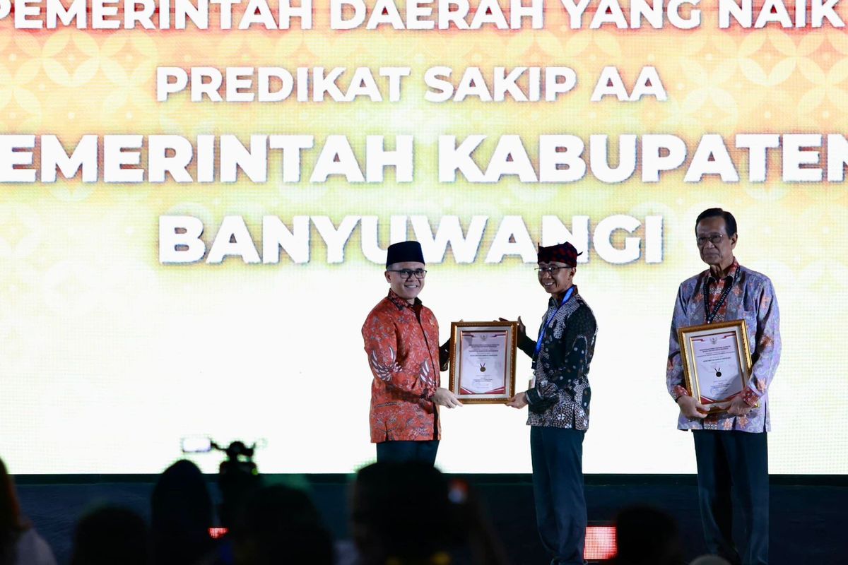 Penjabat (Pj) Sekretaris Daerah (Sekda) Banyuwangi Guntur Priambodo menerima penghargaan dari Menteri Pendayagunaan Aparatur Sipil Negara Reformasi Birokrasi (Menpan-RB) Abdullah Azwar Anas atas Sistem Akuntabilitas Kinerja Instansi Pemerintah (Sakip) dengan predikat AA dalam acara SAKIP Award 2024 di Jakarta, Rabu (2/10/2024).