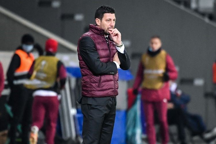 Daniele Bonera kala menggantikan tugas Stefano Pioli sebagai pelatih kepala AC Milan dalam laga Liga Europa 2020-2021 kontra Lille di Stadion Pierre Mauroy, 26 November 2020. (Photo by DENIS CHARLET / POOL / AFP)