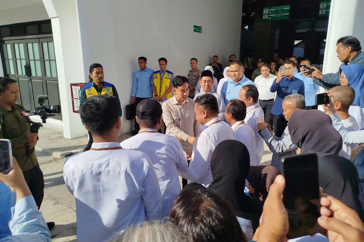 Momen 10 Menit Wapres Gibran Keliling Pasar Banyuwangi