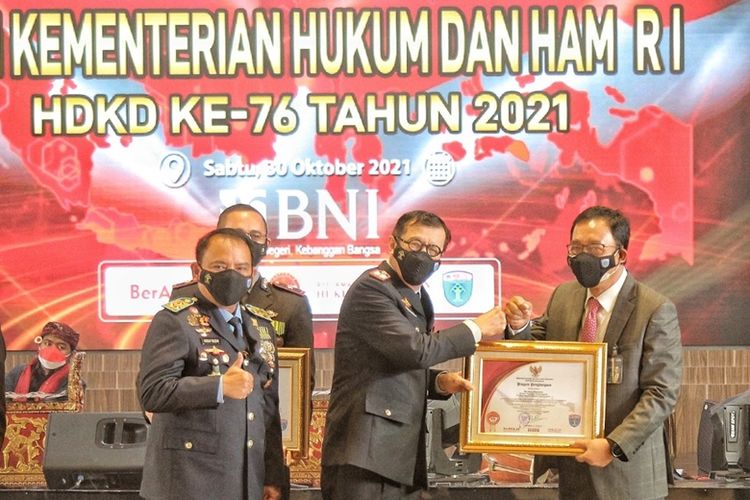 Menteri Hukum dan Hak Asasi Manusia (Menkumham) Yasonna H Laoly memberikan penghargaan kepada Direktur Hubungan Kelembagaan PT Bank Negara Indonesia (Persero) Tbk (BNI) Sis Apik Wijayanto.