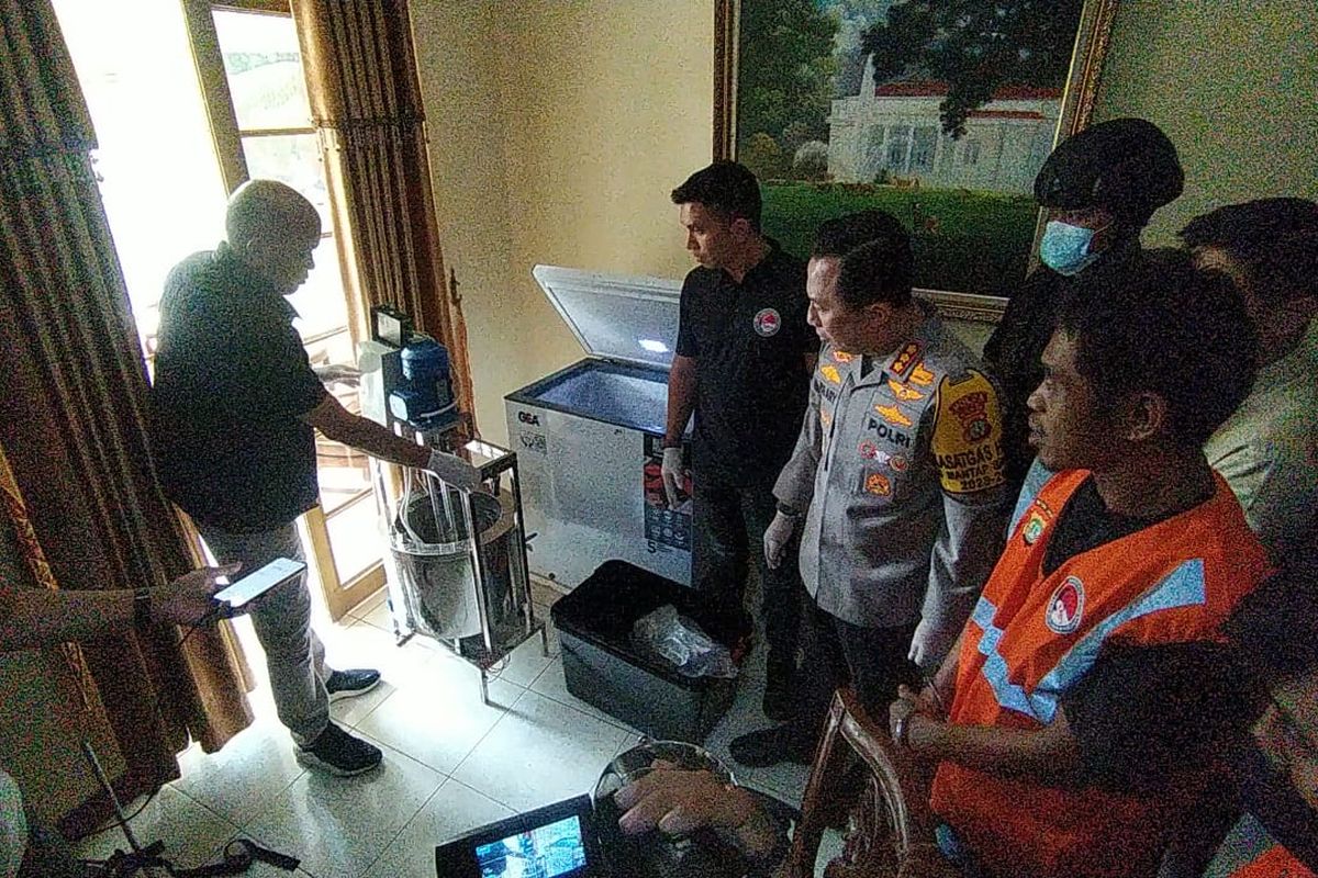 Polda Metro Jaya menggerebek home industry tembakau sintetis di Sentul, Jawa Barat, Minggu (28/4/2024). 