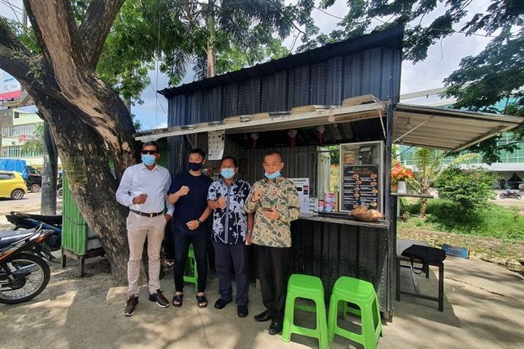 Penerima Banpres Produktif bersama Deputi Bidang Pengawasan Kemenkop UKM Ahmad Zabadi (dok. Kemenko UKM)