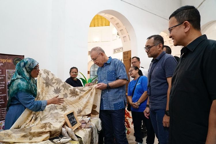 Dwi saat melihat salah satu produk UMK yang ada di GoZero% Goes to Medan. 