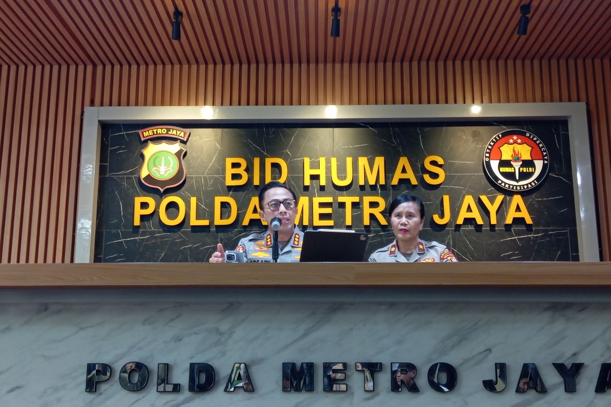 Kabid Humas Polda Metro Jaya Kombes Ade Ary Syam Indradi  saat konferensi pers di gedung Polda Metro Jaya, Jakarta Selatan, Senin (3/6/2024).  