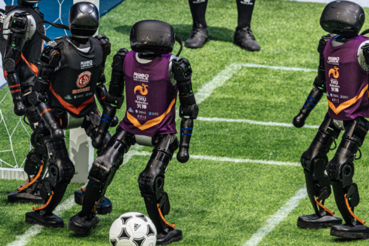Final turnamen robot sepak bola ROBO League antara tim THU Robotics Tsinghua University dan Tim Mountain Sea dari China Agricultural University. Yang membuat turnamen sepak bola ini menarik yaitu karena seluruh robot tersebut sepenuhnya dikontrol oleh teknologi AI, tanpa intervensi manusia sedikit pun.