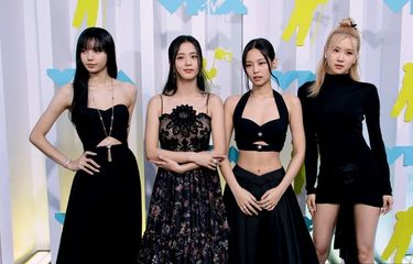 Girl group BLACKPINK (dari kiri) Lisa, Jisoo, Jennie, dan Rose, menghadiri MTV VMA 2022 di Prudential Center, Newark, New Jersey, pada 28 Agustus 2022. Pada 15 Oktober 2022, BLACKPINK membuka tur dunia Born Pink dari Seoul.