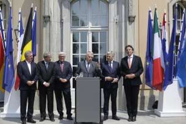 Menteri Luar Negeri dari enam negara pendiri Uni Eropa, Jean Asselborn (Luxemburg), Paolo Gentiloni (Italia), Frank-Walter Steinmeier (Jerman), Jean-Marc Ayrault (Perancis), Didier Reynders (Belgia), dan Bert Koenders (Belanda) memberikan keterangan kepada media pasca keluarnya Inggris dari blok tersebut di Berlin, Jerman (25/6/2016).