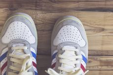 4 Cara Menghilangkan Bekas Lem di Sepatu
