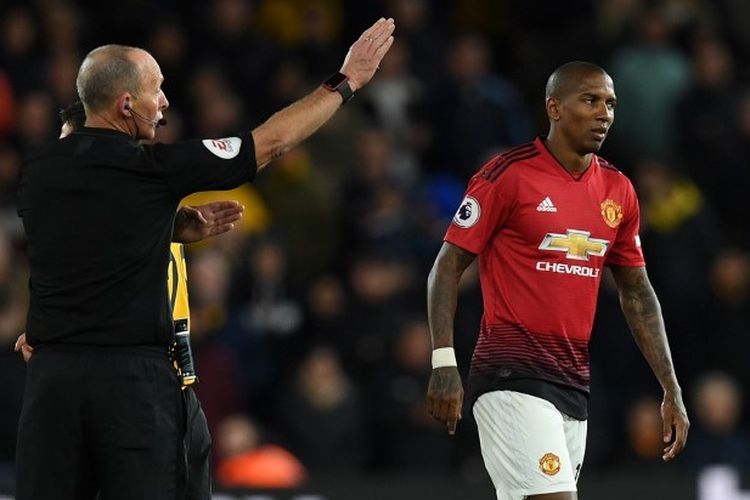 Wasit Mike Dean mengusir bek Manchester United Ashley Young setelah dia mendapatkan kartu merah pada pertandingan Liga Inggris antara Wolverhampton Wanderers vs Manchester United pada Selasa (2/4/2019). 