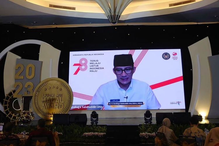 Menteri Pariwisata dan Ekonomi Kreatif Sandi Salahuddin Uno saat memberikan sambutan pada gelaran LPPOM MUI Halal Award 2023.
