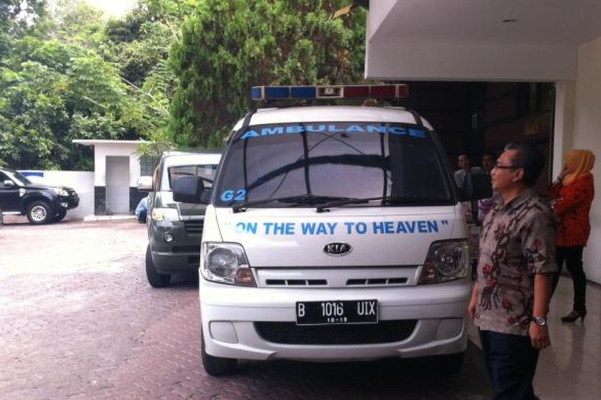 Mobil jenazah tiba di Rumah Sakit Abdi Waluyo, Menteng, tempat Gayatri Wailissa dirawat, Jumat (24/10/2014).