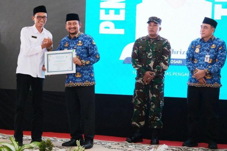 Bupati Pemalang Anom Widiyantoro dalam acara Graduasi 1.000 KPM PKH Pemalang Tahun 2025 di Pendopo Kabupaten Pemalang, Senin (17/11/2025).
