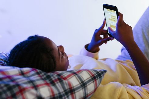 Main Smartphone Sebelum Tidur Baik untuk Kesehatan?
