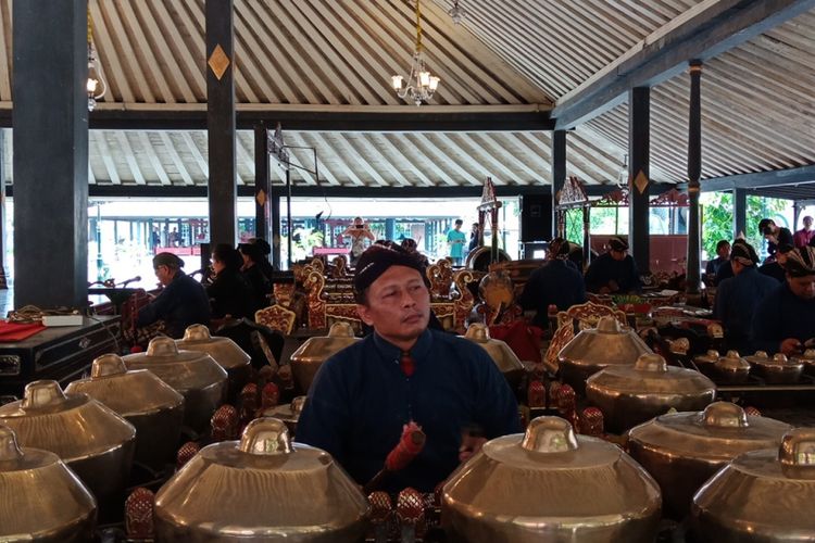 Pemain gending gamelan saat mengiringi tarian Golek Alun-alun di Keraton Yogyakarta, Minggu (11/3/2018).