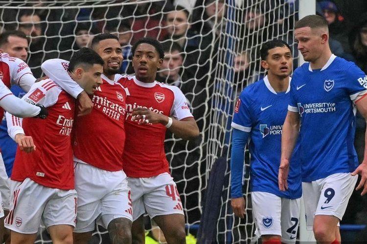 Para pemain Arsenal merayakan gol Gabriel Martinelli ke gawang Portsmouth pada laga babak ketiga Piala FA Portsmouth vs Arsenal di Fratton Park, Minggu (11/1/2026).