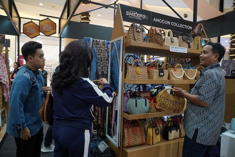 Pengunjung Pertamina SMEXPO 2024 menilik berbagai produk kreatif berkualitas dari UMKM binaan. Ajang pameran UMKM ini menghadirkan ratusan produk kerajinan, fashion, makanan dan minuman, hingga beragam jenis kopi dan teh citarasa nusantara.