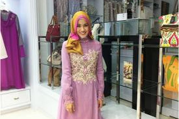 Alyssa Soebandono tampil cantik dalam balutan busana muslimah koleksi Shafira