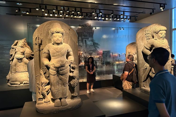 Empat arca pada masa kerajaan Singosari, Nandi, Mahakala, Nandiswara, Durga Mahisasuramardini di museum Leiden, Belanda.