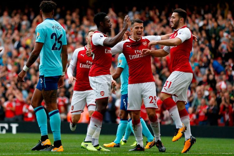 Para pemain Arsenal merayakan gol Danny Welbeck ke gawang Bournemouth pada pertandingan Premier League di Stadion Emirates, Sabtu (9/9/2017). 