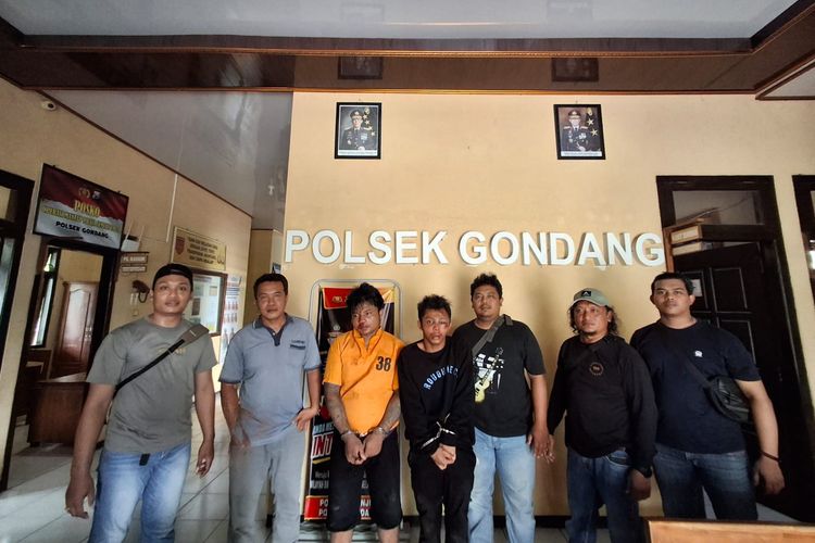 Kedua tersangka (tangan diborgol) saat diamankan aparat Polsek Gondang, Jumat (6/12/2024).