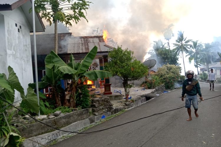 Sejumlah rumah warga di desa Elat kecamatan Kei Besar, kabupaten Maluku Tenggara, hangus dibakar massa, Sabtu (12/11/2022)