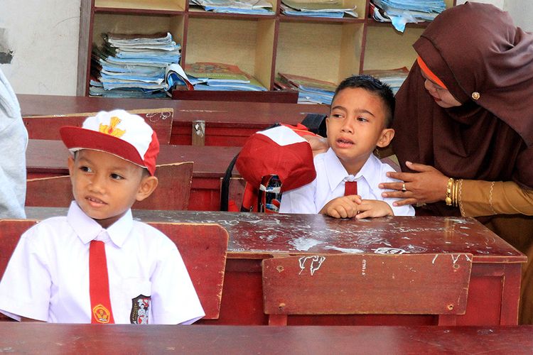 Orangtua menemani anaknya saat hari pertama masuk sekolah di Sekolah Dasar Negeri (SDN) Suak Timah, Samatiga, Aceh Barat, Aceh, Senin (15/7/2019). Seluruh siswa SD, SMP dan SMA, mulai masuk sekolah pada tahun ajaran baru 2019/2020.