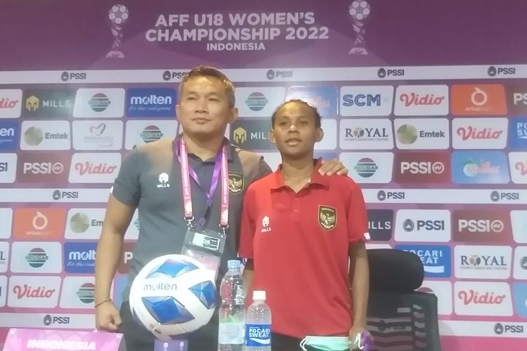 Pelatih Kepala timnas Putri Indoensia Rudy Eka Priyambada bersama Marsela Yuliana Awi memerikan keterangan pers usai melawan Vietnam dengan skor akhir 2-1, Selasa (26/7/2022).