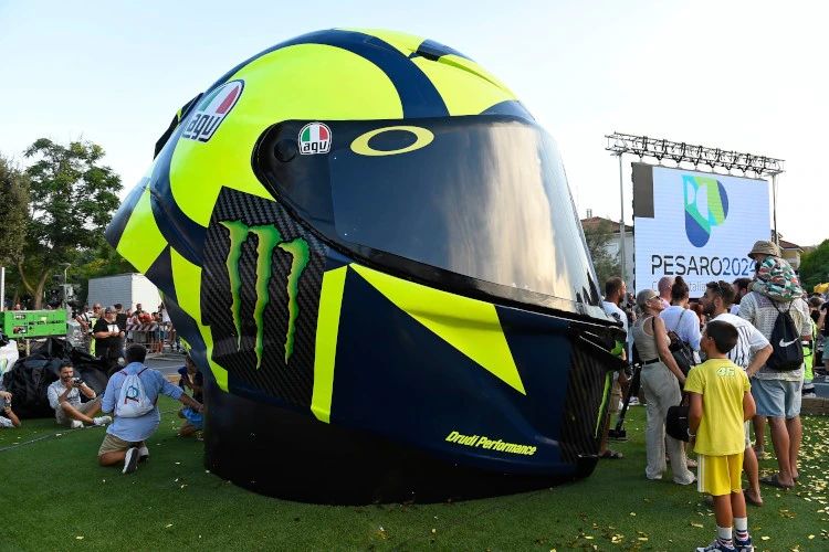 Monumen helm raksasa untuk Valentino Rossi