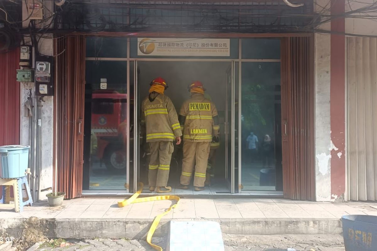 Kebakaran di rumah toko (ruko) di Jalan Enggano, Kecamatan Tanjung Priok, Jakarta Utara pada Jumat (4/11/2022). 