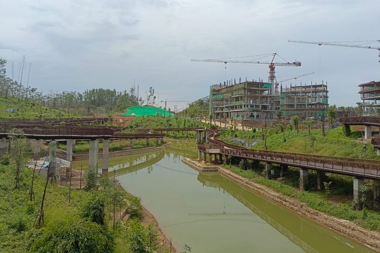 Gedung Kemenko 4 sedang dalam tahap konstruksi, Kamis (1/2/2024). Terlihat dari jembatan Plaza Seremoni Sumbu Kebangsaan Tahap I