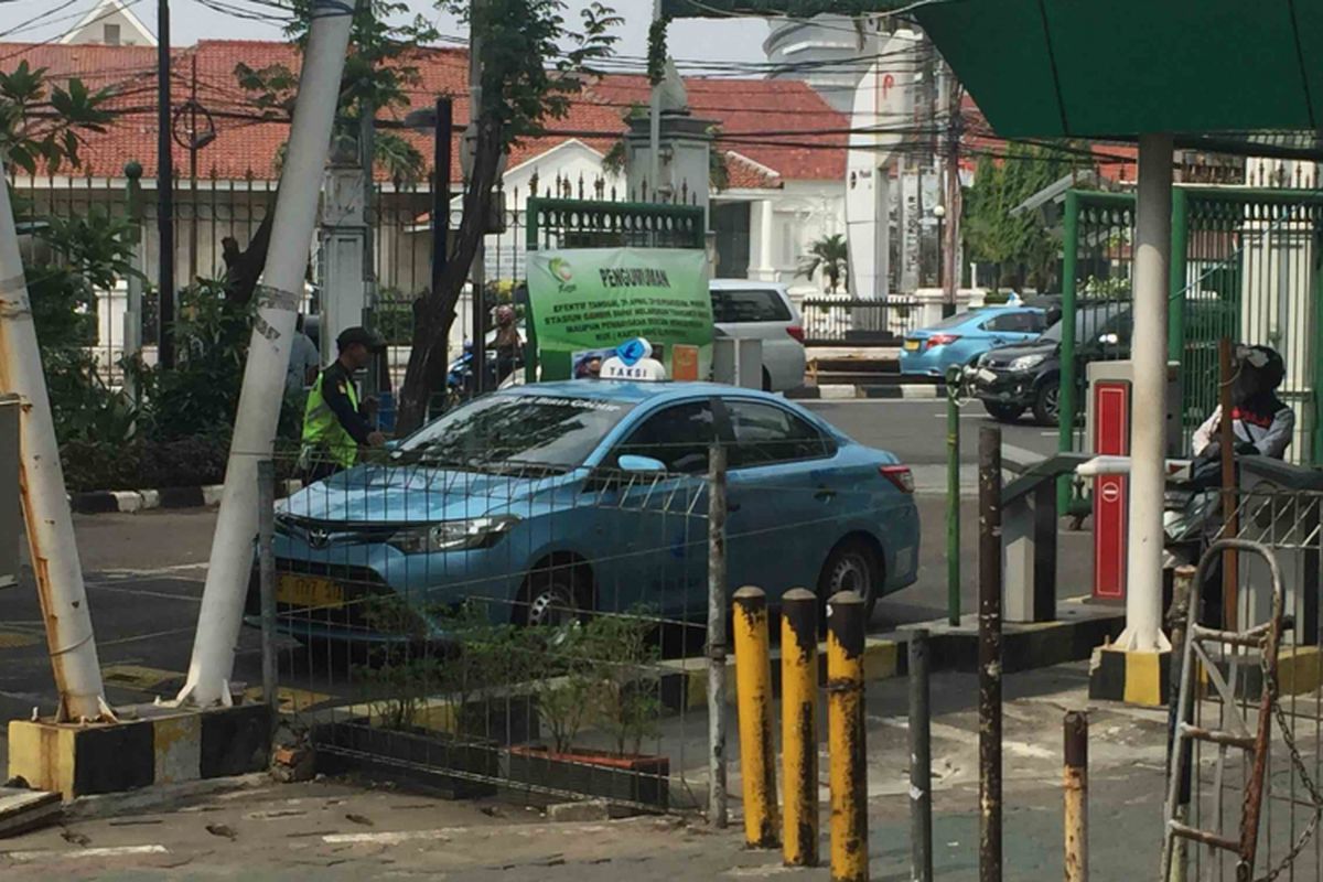 Sebuah taksi Blue Bird memasuki Stasiun Gambir, Jakarta Pusat, Selasa (15/5/2018).