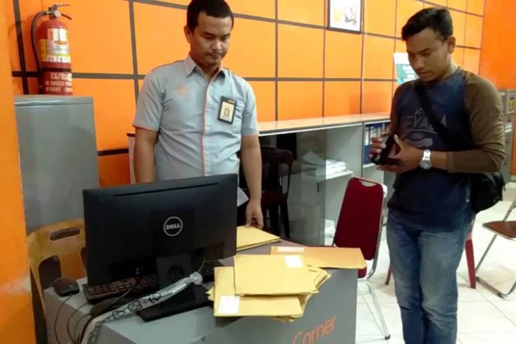 Karyawan kantor Pos Lhokseumawe, Provinsi Aceh, memperlihatkan paket Tabloid Indonesia Barokah, Rabu (30/1/2019). 