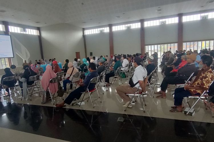 Sosialisasi rencana pengadaan lahan dan rencana pembangunan jalan tol Solo – Yogyakarta – Kulon Progo di hall Taman Budaya Kulon Progo, Kabupaten Kulon Progo, Daerah Istimewa Yogyakarta, belum lama ini.