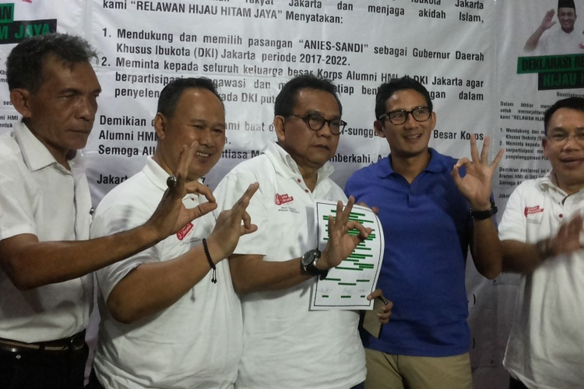 Calon wakil gubernur nomor pemilihan tiga Sandiaga Uno (baju biru) bersama perwakilan alumni Himpunan Mahasiswa Indonesia (HMI) DKI Jakarta yang tergabung dalam Keluarga Alumni HMI Jaya (Kahmi Jaya) di posko pemenangan Anies-Sandi di Jalan Cicurug, Menteng, Jakarta Pusat, Rabu (8/3/2017) malam. Pada kesempatan itu, Kahmi Jaya menyatakan dukungannya untuk pasangan Anies-Sandi. Dukungan dibarengi dengan pembentukan relawan hijau hitam.