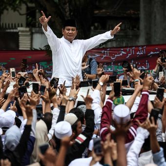 Capres nomor urut 02, Prabowo Subianto tiba di kediaman Kertanegara untuk mendeklarasikan kemenangannya pada Pilpres 2019 di Jakarta Selatan, Jumat (19/4/2019). Prabowo kembali mendekalarasikan kemenangannya versi real count internal BPN sebesar 62 persen.