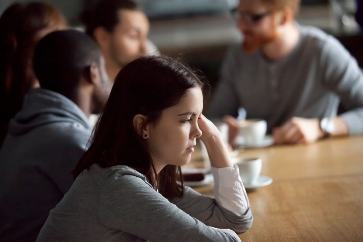 Introvert akan berpikir dulu sebelum berbicara. Mereka lebih cenderung mendengarkan.