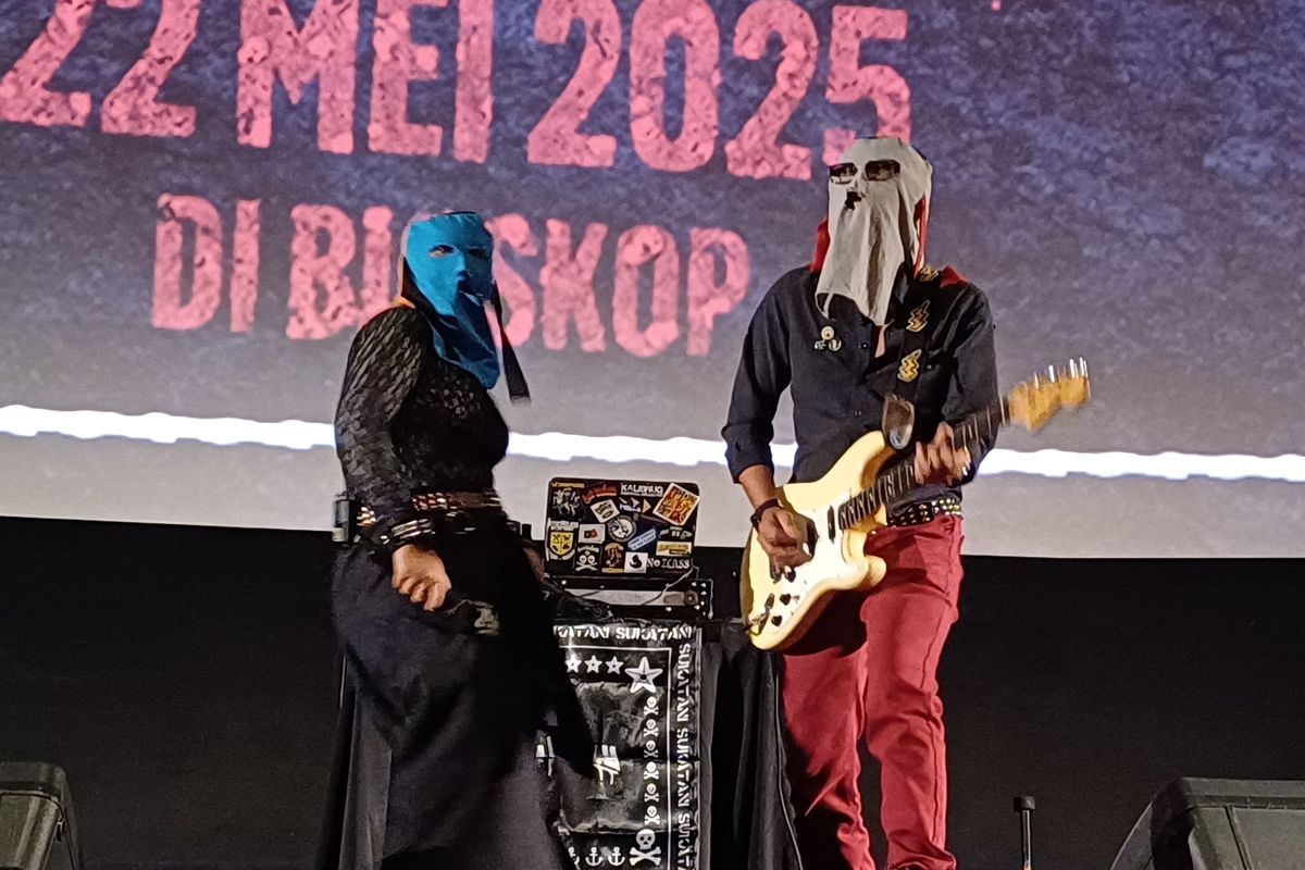 Band Sukatani yang terdiri dari vokalis Twister Angel dan gitaris Alectroguy saat menghibur penonton gala premiere film horor Angkara Murka di XXI Epicentrum Kuningan, Jakarta Selatan, Kamis (15/5/2025) malam.