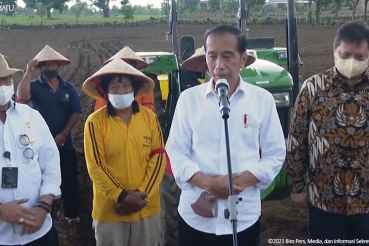 Presiden Joko Widodo memberikan keterangan usai melakukan penanaman jagung bersama masyarakat di Kabupaten Janeponto, Sulawesi Selatan, Selasa (23/11/2021).