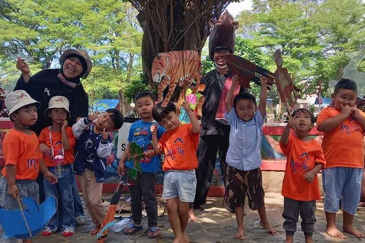 Samsudin dan Anak-anak TK di Taman Cimanuk, Kecamatan Sindang Kabupaten Indramayu Jawa Barat, Jumat (3/3/2023). Samsudin memperingati Hari Satwa Liar Internasional yang jatuh tiap 3 Maret dengan dongeng edukasi kepada anak-anak TK.