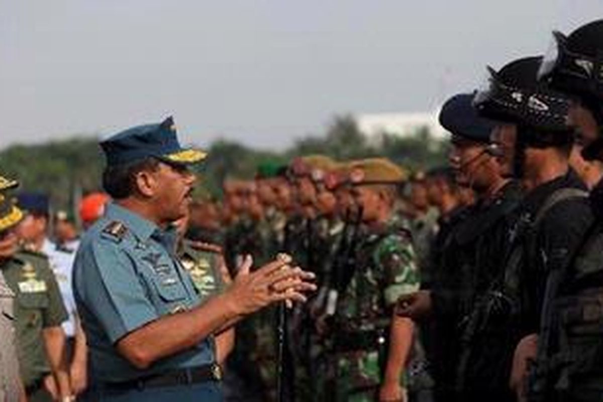 Panglima TNI Laksamana TNI Agus Suhartono bersama Kapolri, Jenderal (Pol) Timur Pradopo meninjau pasukan pada gelar kesiapan pasukan pengamanan KTT Asean di Silang Monas, Jakarta, Minggu (1/5/2011). Ribuan personel gabungan TNI-Polri akan mengawal kegiatan Konferensi Tingkat Tinggi (KTT) Ke-18 ASEAN pada 4-8 Mei 2011 di Bali. 