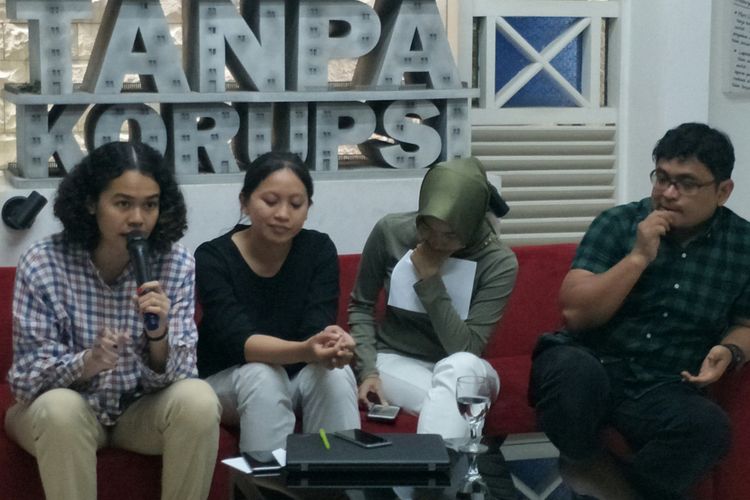 Para peneliti ICW saat menggelar konferensi pers di Kantor ICW Jakarta, Rabu (27/12/2017) 
