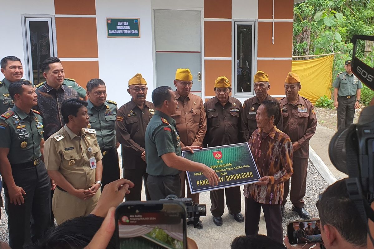 Mbah Sarno menerima simbolis bantuan rumah oleh Pangdam IV/Diponegoro Mayor Jenderal (Mayjen) TNI Deddy Suryadi di Ponjong, Gunungkidul, Senin (4/11/2024)
