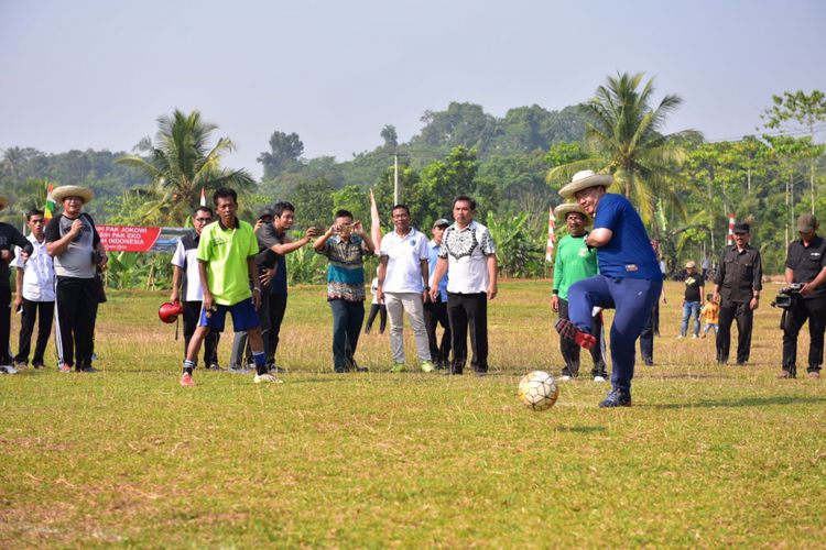 Menteri Desa, Pembangunan Daerah Tertinggal dan Transmigrasi, Eko Putro Sandjojo saat melakukan kunjungan kerja ke Desa Citalahab, Pandeglang. Saat itu, ia turut bermain sepak bola dengan pemuda setempat.