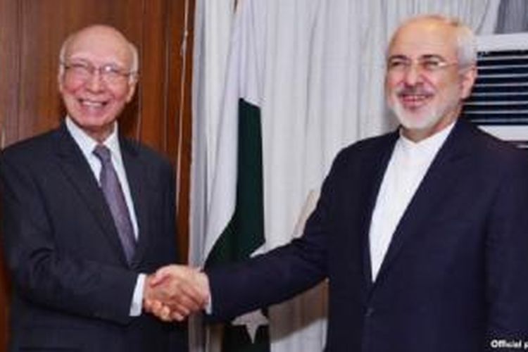 Pejabat Menlu Pakistan, Sartaj Aziz (kiri) dan Menlu Iran Mohammad Javad Zarif dalam pertemuan di Islamabad, Kamis (9/4/2015).