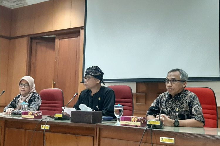 Dokter Spesialis Paru RSUD Dr Moewardi Surakarta Harsini (kiri), Kepala Dinkes Jateng Yulianto Prabowo (tengah) dan Direktur RSUD Moewardi Cahyono Hadi saat konferensi pers di kantor Dinkes Jateng, Kamis (12/3/2020)