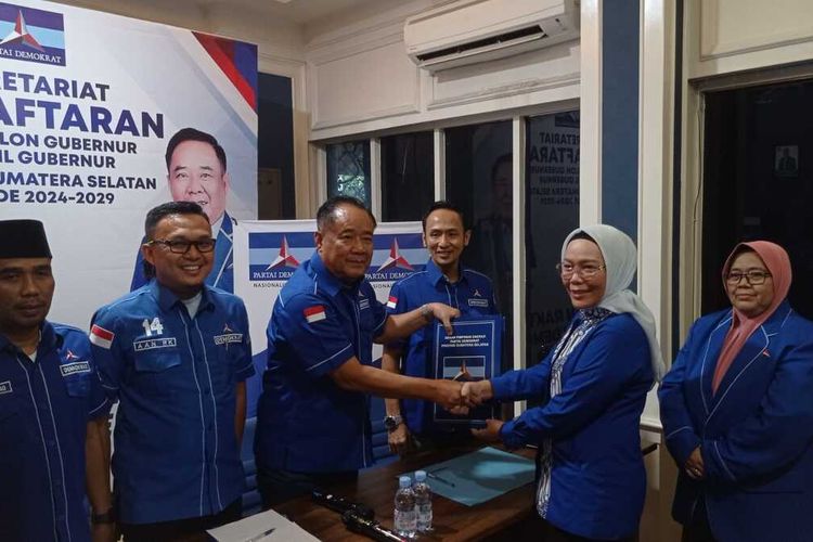 Anggota DPRD Sumatera Selatan tiga periode Holda saat mengambil formulir pendaftaran Bakal Calon Gubernur Sumsel di kantor DPD partai Demokrat, Kamis (25/4/2024).
