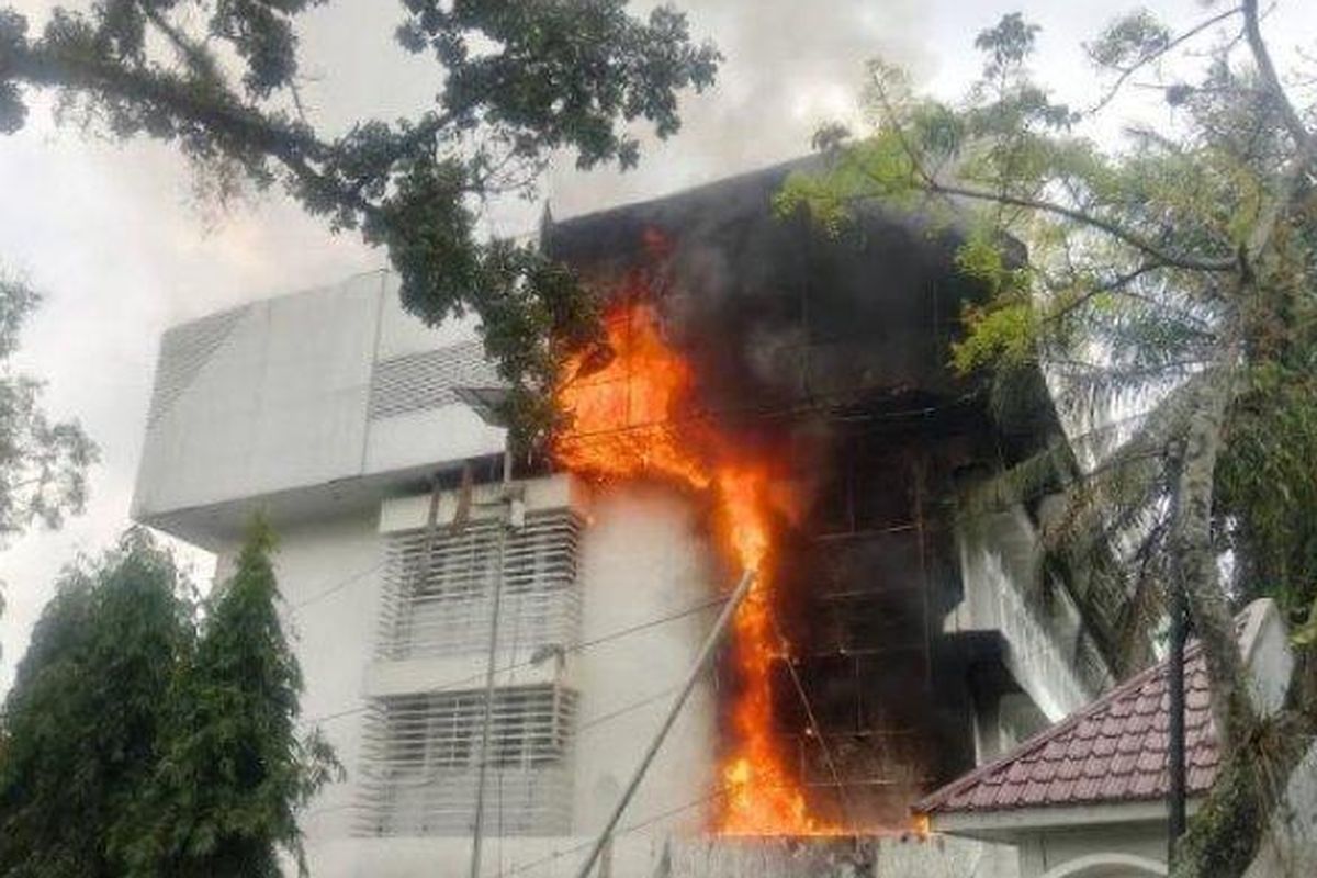 Gedung Dinas Pendidikan Sumut Kebakaran. Kadis Pendidikan Sumut ungkap dugaan sementara kebakaran karena korsleting, dan tidak ada korban jiwa, Rabu (26/2/2025). 